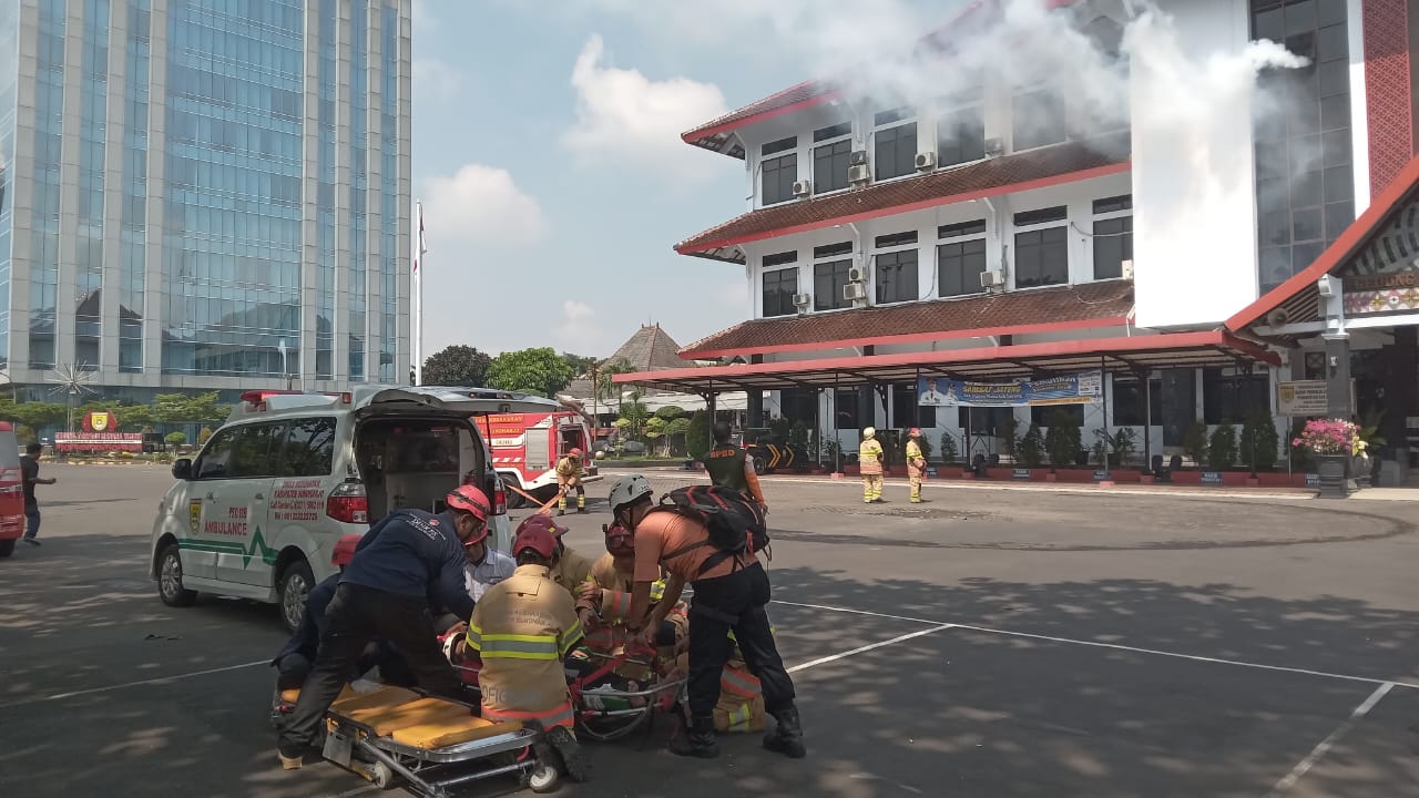 Suasana simulasi latihan bersama penanganan bencana di kantor Setda Sukoharjo, belum lama ini. Dewan usul pengadaan mobil rescue untuk damkar.