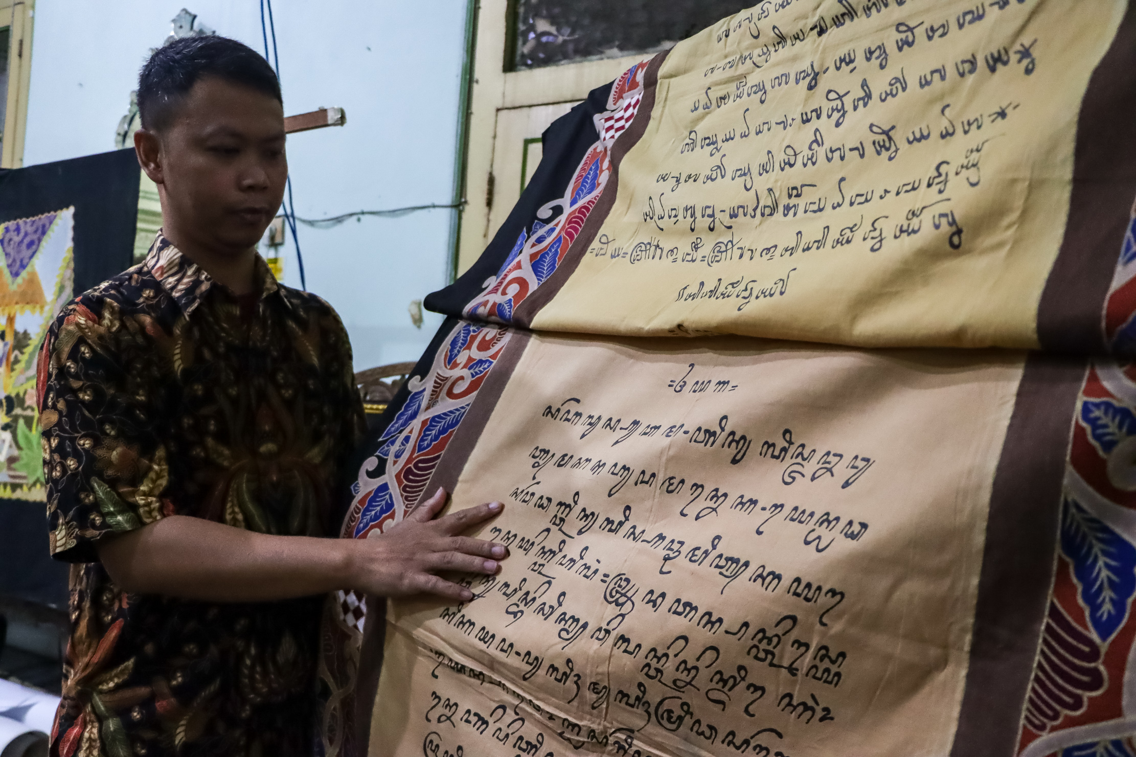 TRADISI: Batik dengan penggunaan aksara Jawa dipopulerkan Batik Mahkota di Kampung Batik Laweyan.