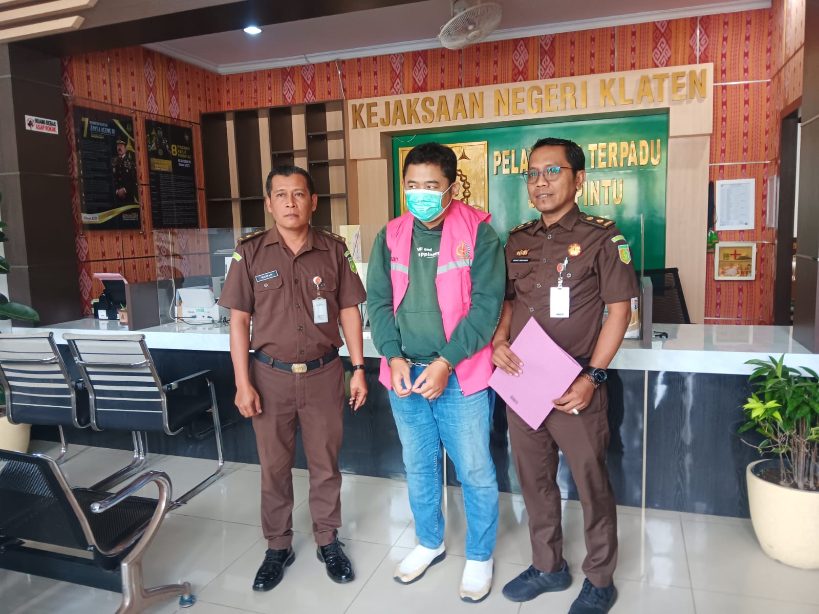 Tersangka YRS saat hendak digelandang dari Kantor Kejari Klaten ke Rutan Klaten pada Rabu (2/7/2025). (Angga Purenda/Radar Solo)