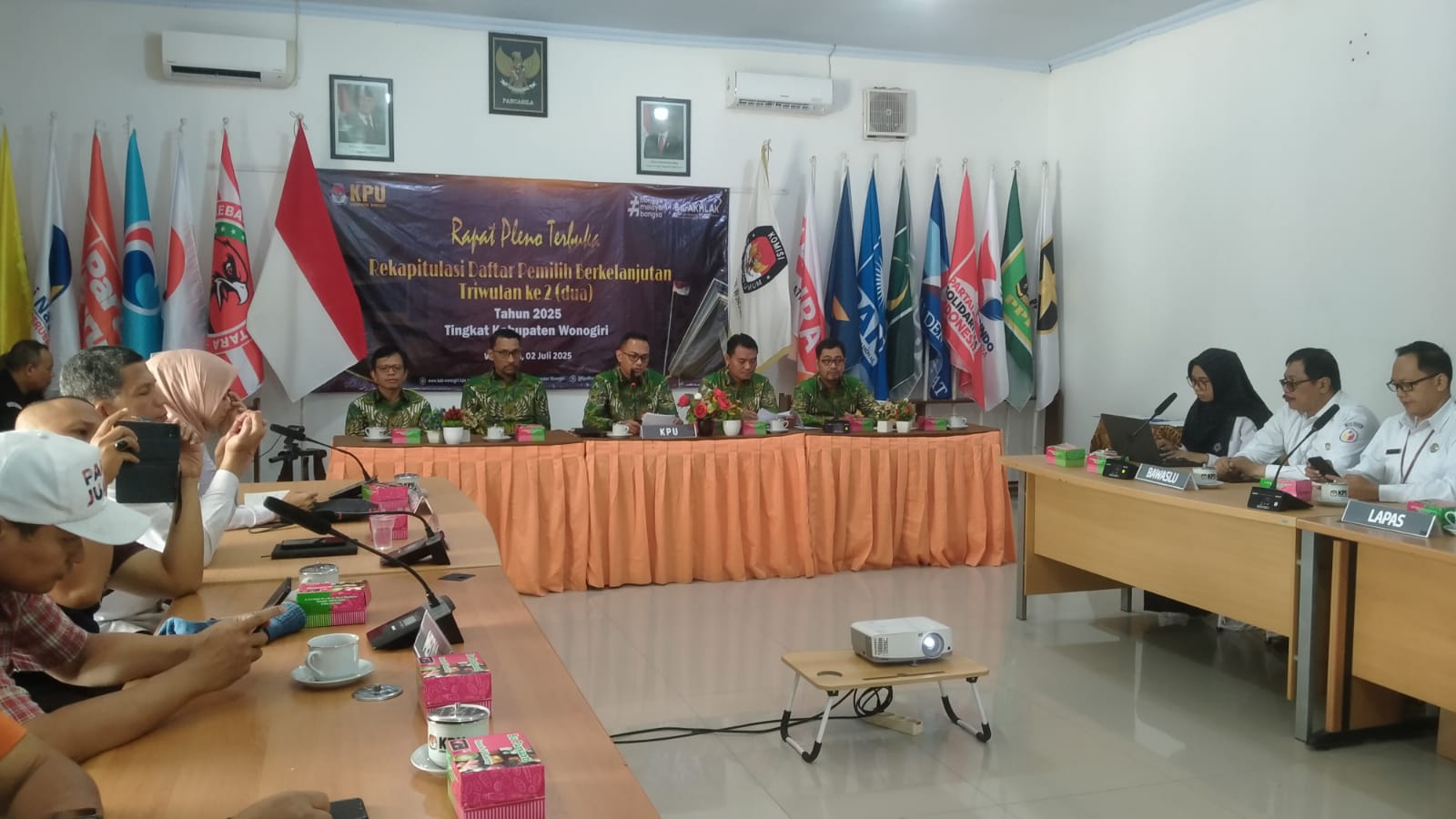 Rapat pleno terbuka Rekapitulasi Daftar Pemilih Berkelanjutan Triwulan ke Dua di Kantor KPU Wonogiri, Rabu (2/7/2025).