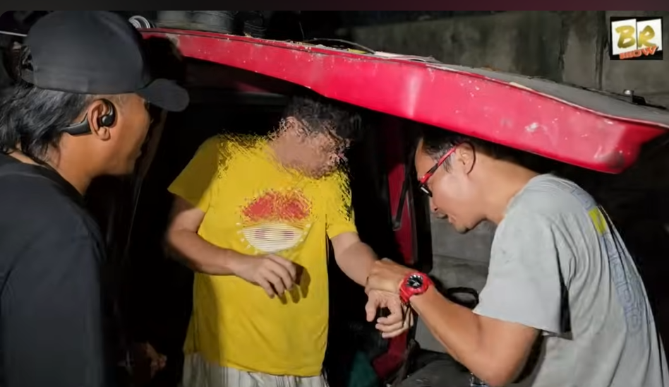 Terkuak nama artis inisial MR ternyataditangkap usai diduga memeras pacar sejenis dengan ancaman sebar video intim.