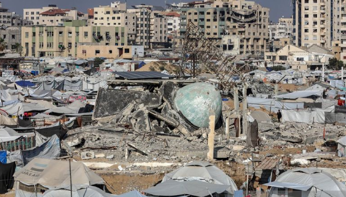 Tenda sementara bagi pengungsi berdiri di antara puing bangunan di Kota Gaza, Palestina (8/6/2025).