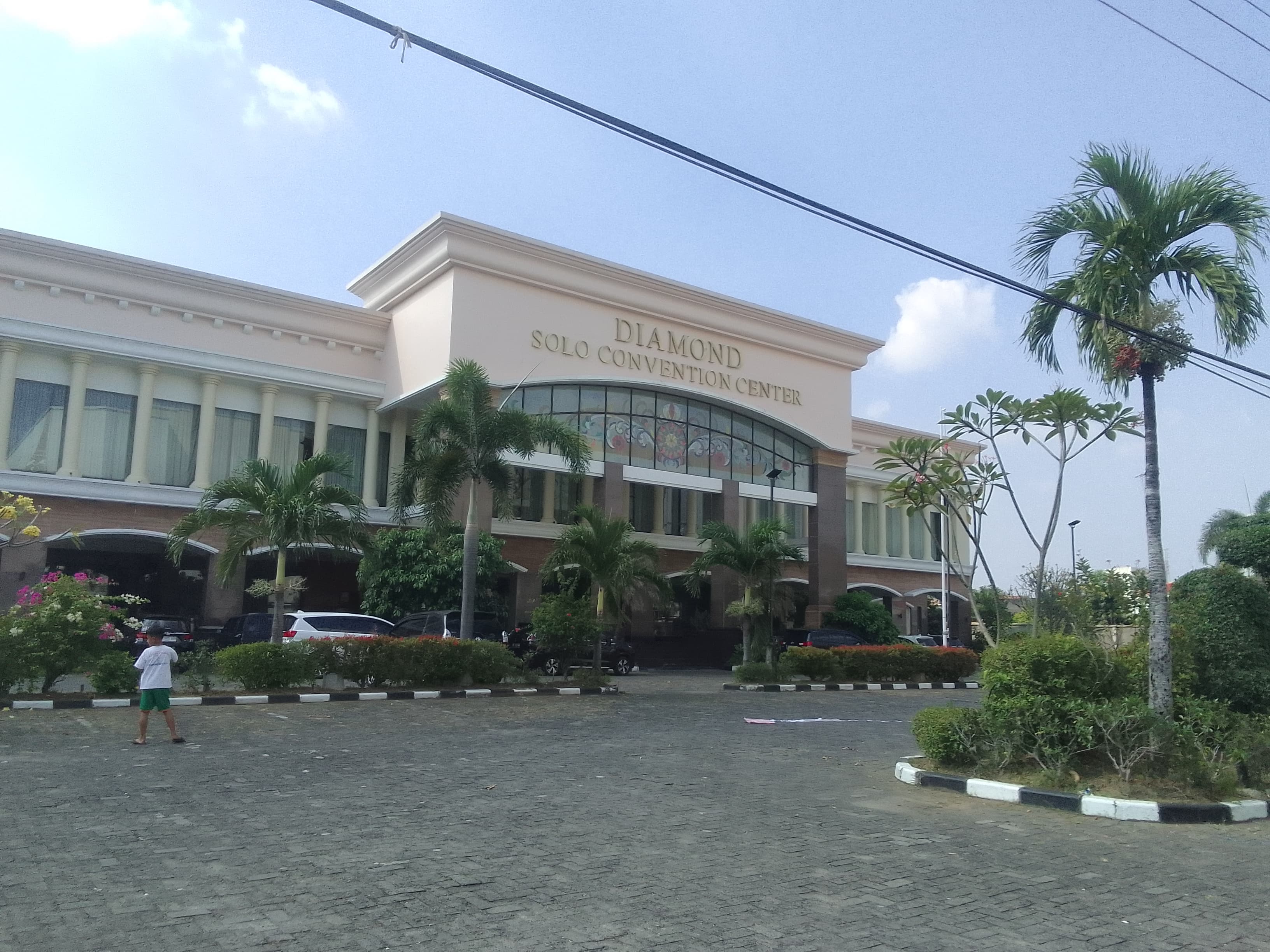 Gedung Diamond Solo Convention Center di Jalan Slamet Riyadi digeledah tim Kejagung, Rabu (2/7/2025).