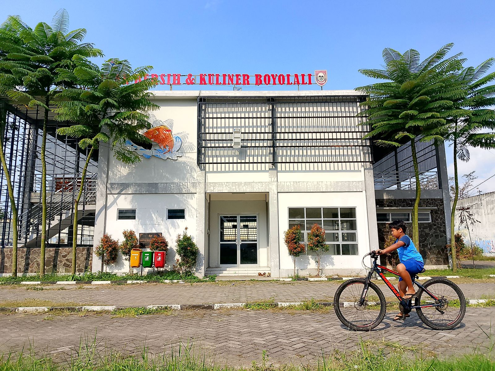 Bagian luar bangunan pasar ikan segar dan kuliner di Sunggingan, Boyolali.