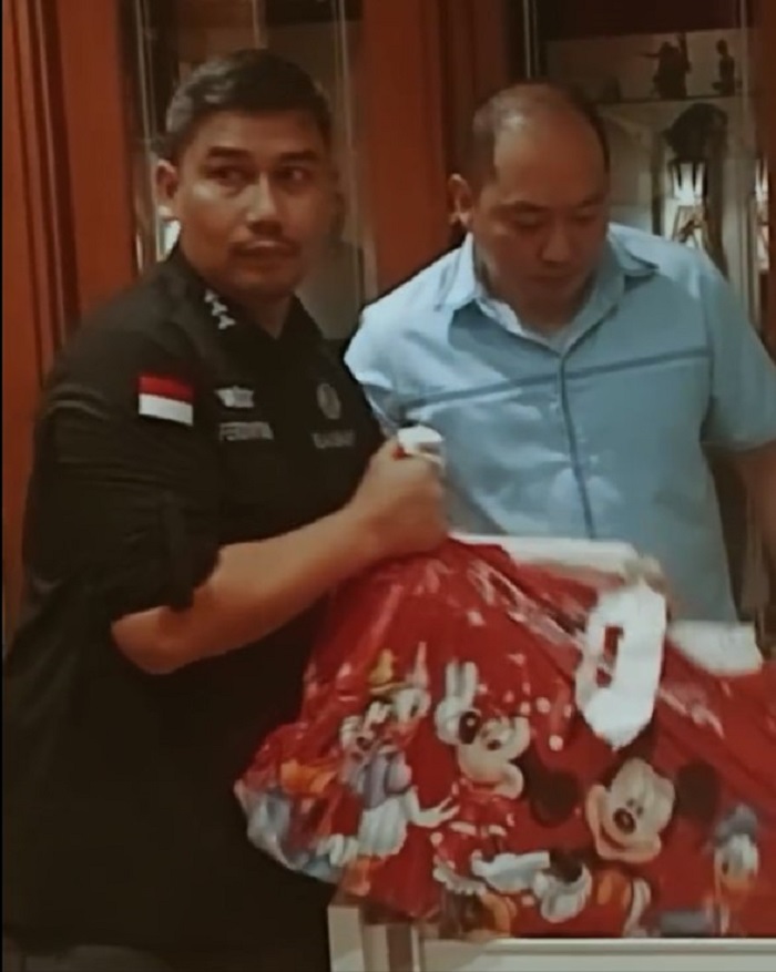 Ditemani bos Sritex Iwan Kurniawan, tim Kejagung mengangkat kantong plastik bergambar Mickey Mouse berisi uang tunai Rp2 miliar, Senin (30/6/2025).