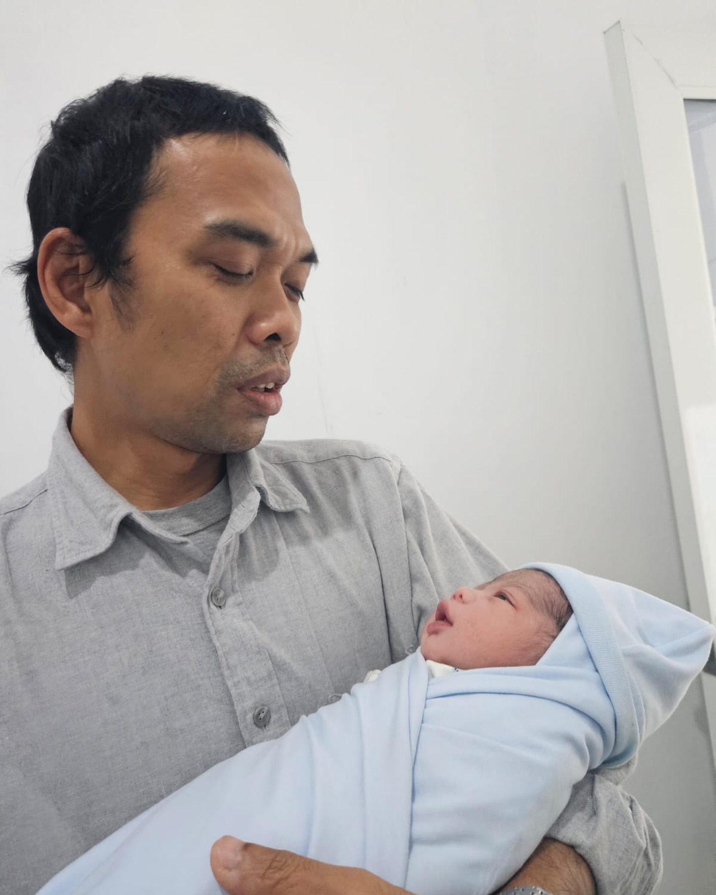 Ustaz Abdul Somad dikaruniai anak ketiga laki-laki. Warganet ramai ucapkan selamat dan doa agar jadi anak yang sholeh.