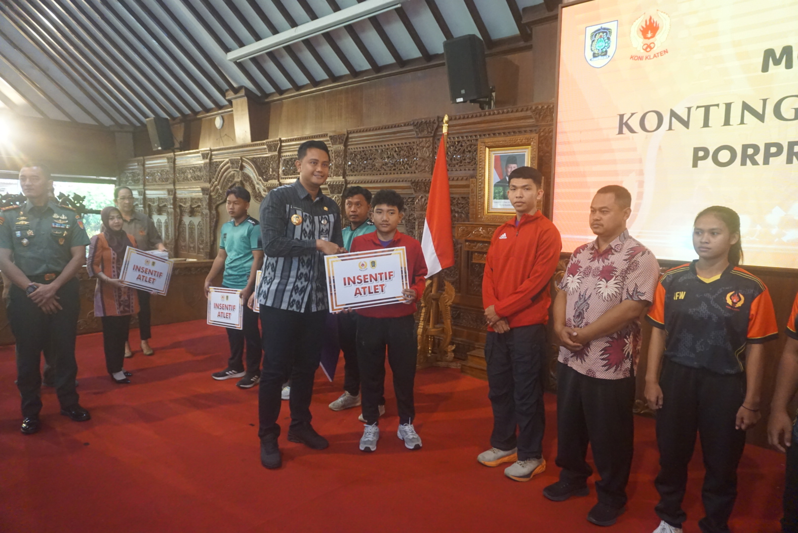 Bupati Klaten Hamenang Wajar Ismoyo memberikan apresiasi kepada para atlet dan pelatih di Pendapa Pemkab Klaten, Kamis (3/7/2025). (Angga Purenda/Radar Solo)