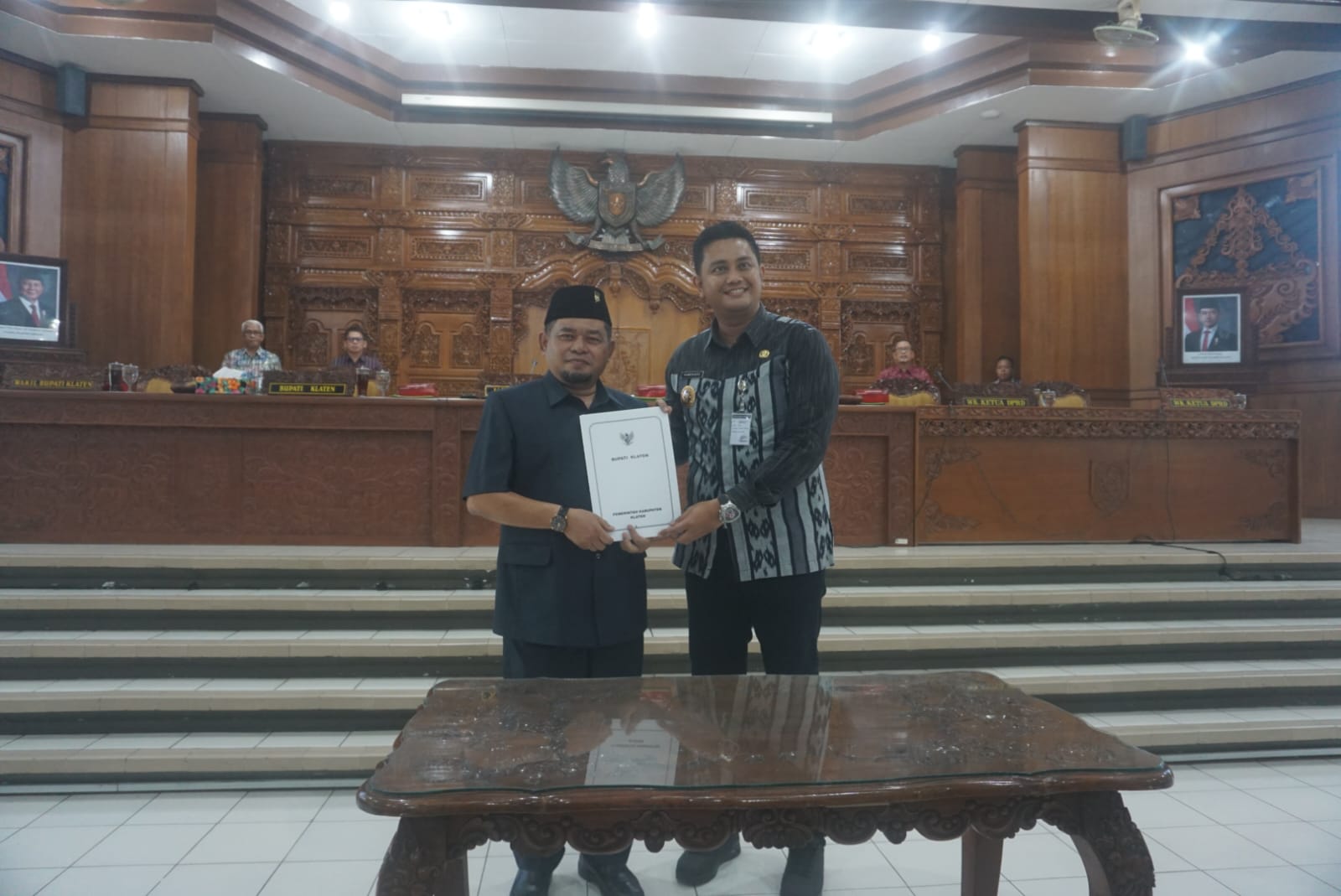 Bupati Klaten Hamenang Wajar Ismoyo menyampaikan dokumen raperda RAPBD Perubahan 2025 kepada Ketua DPRD Klaten Edy Sasongko di Gedung Paripurna DPRD Klaten, Kamis (3/7/2025).