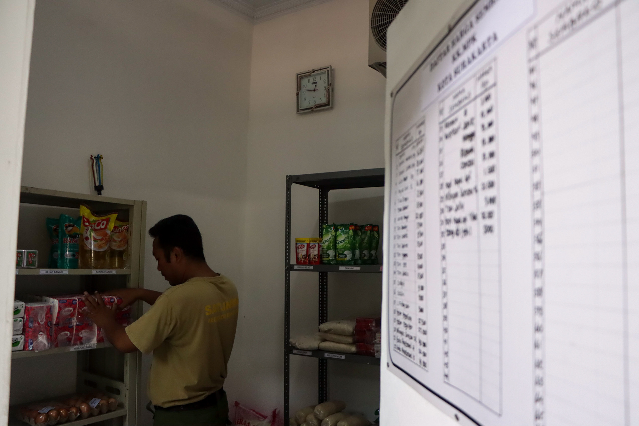 RAMAI: Koperasi Merah Putih di Kestalan, Kecamatan Banjarsari saat menyiapkan barang pesanan.