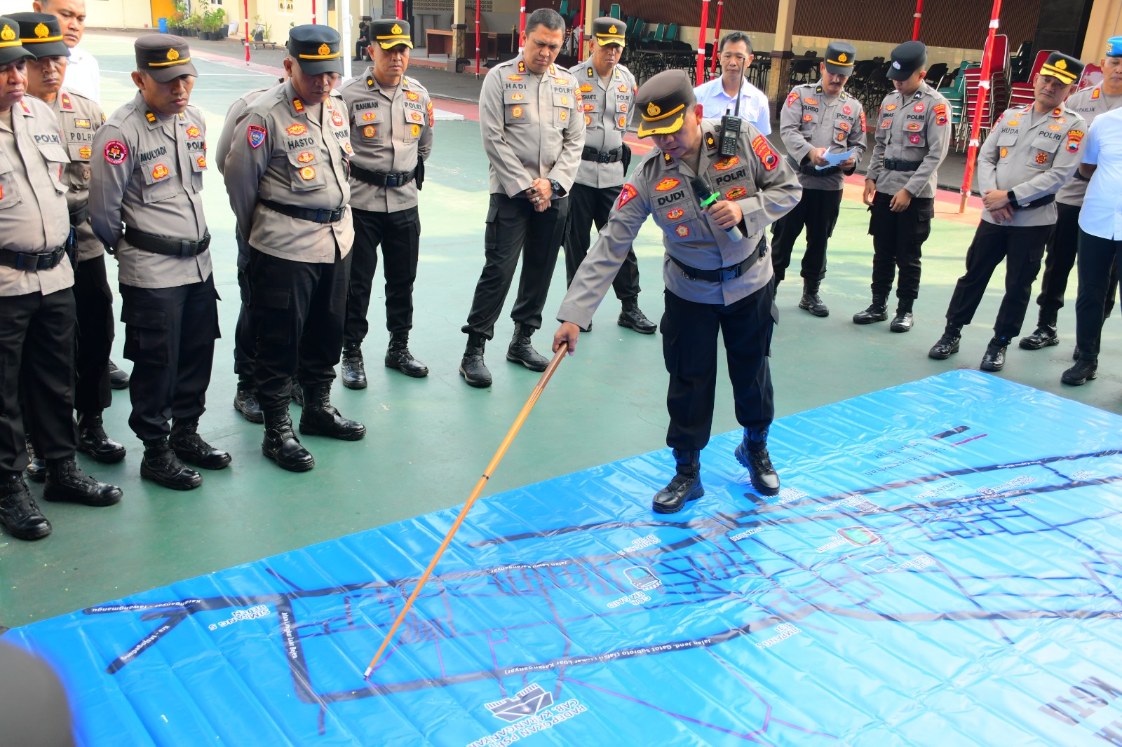 Kabag Ops Polres Karanganyar Kompol Dudi Pramudia memaparkan peta pengamanan pengesahan warga baru PSHT, Rabu (3/7/2025). (Rudi Hartono/Radar Solo)