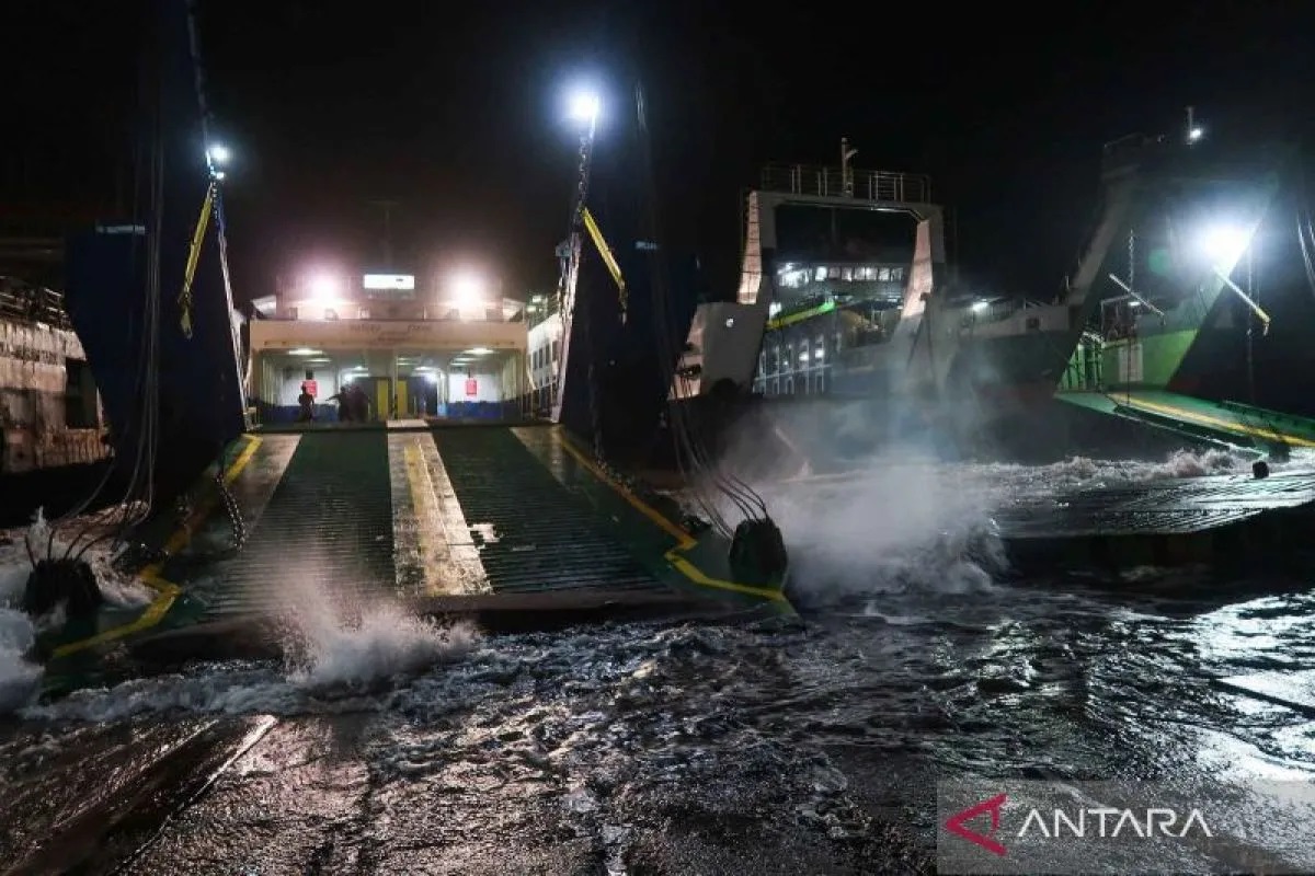 KMP Tunu Pratama Jaya tenggelam di Selat Bali, 65 orang dan 22 kendaraan dalam pencarian tim SAR gabungan.
