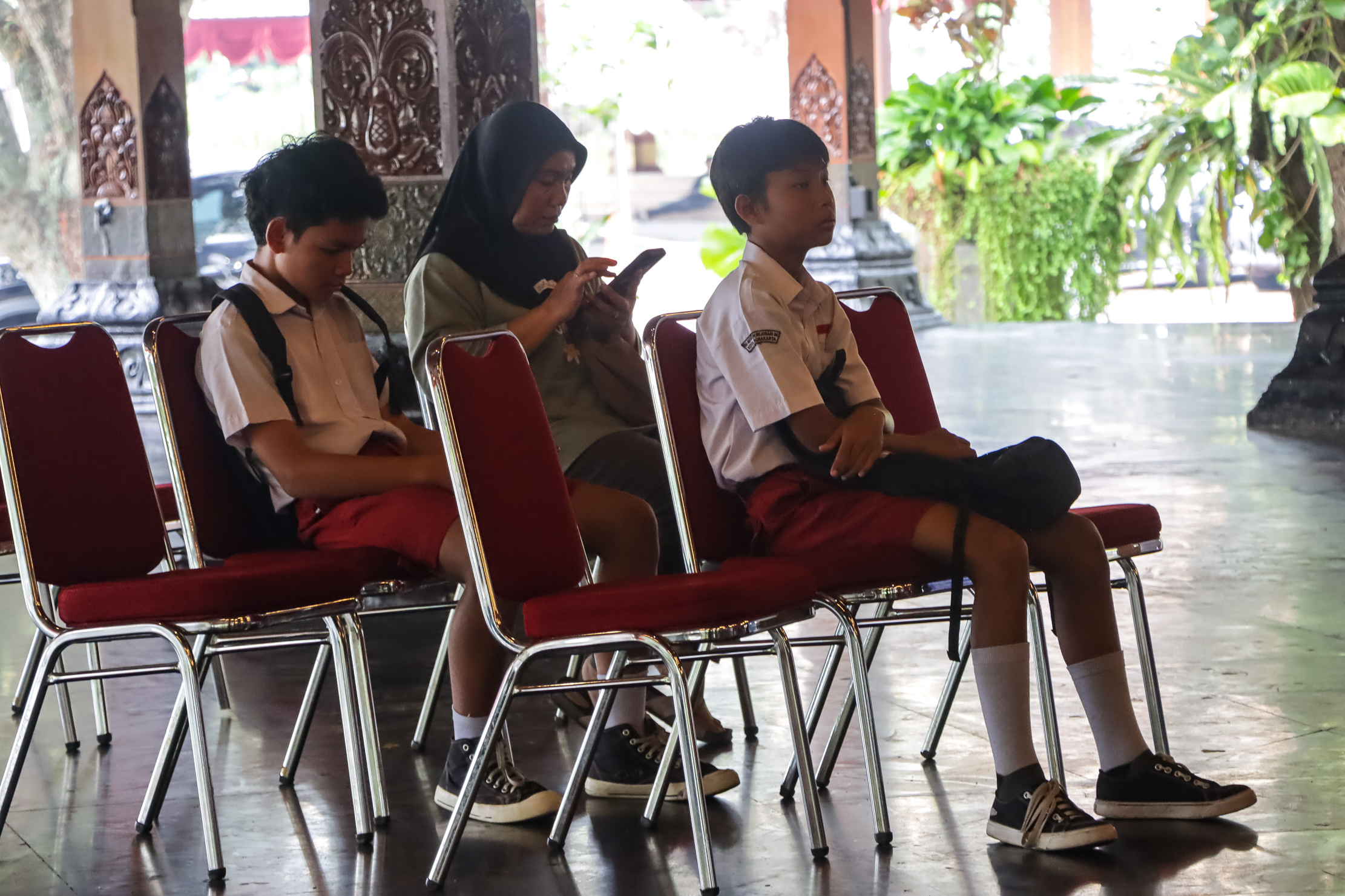 Ilustrasi calon murid baru dan orang tua memantau SPMB 2025 di balai kota Solo, belum lama ini.