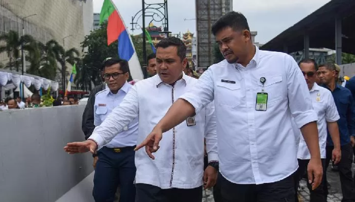 Bobby Nasution saat menjabat Wali Kota Medan bersama Topan Ginting (masih menjabat Pj Sekda Kota Medan) meninjau underpass HM Yamin di Medan, Sumatera Utara, 15 Januari lalu.