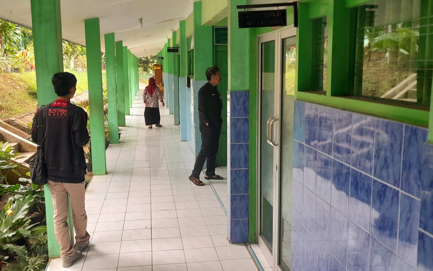 Plt Kepala Disdikbud Karanganyar Nugroho sidak ke sekolah terkait pengadaan seragam, Kamis (3/7/2025). (Rudi Hartono/Radar Solo)