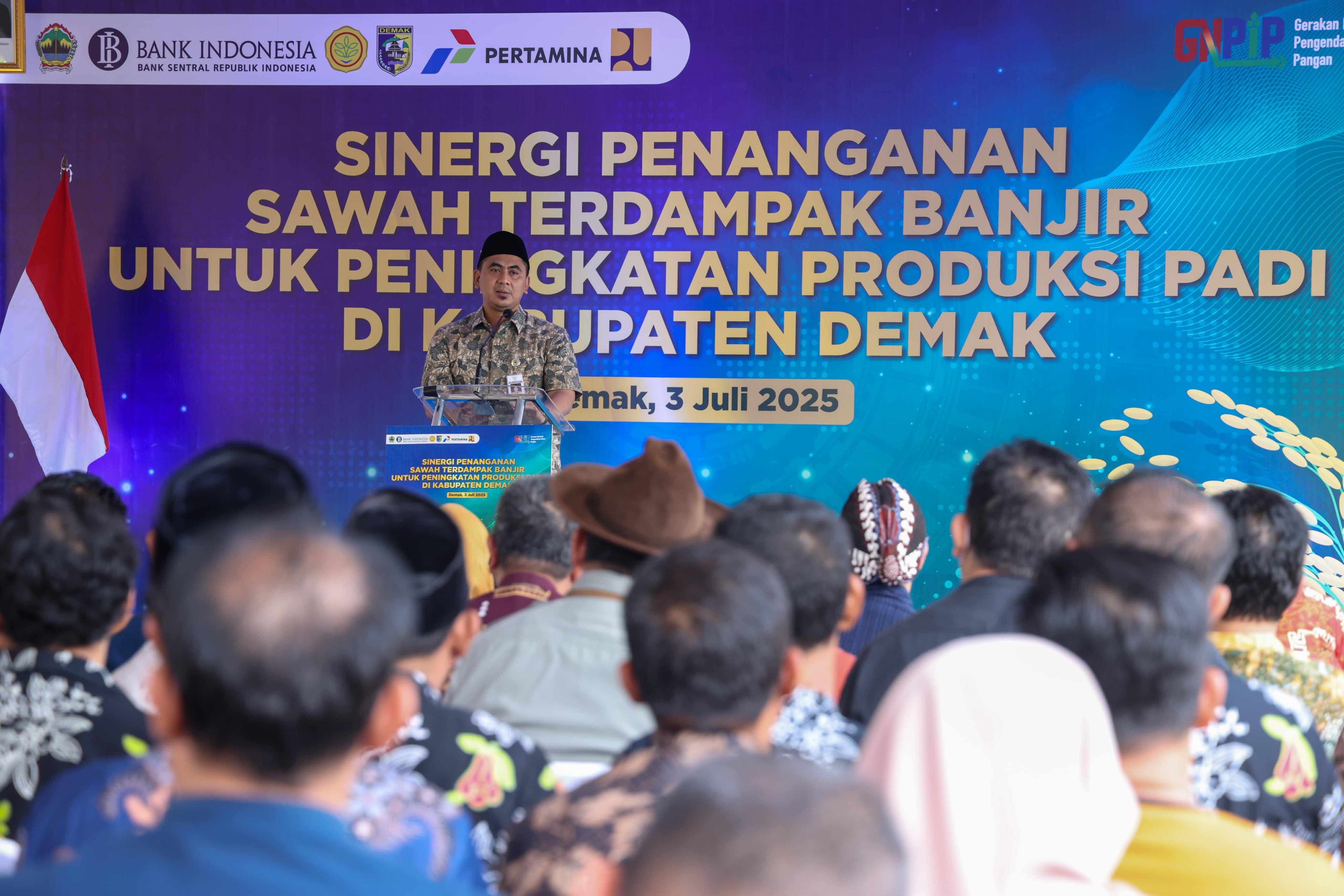 Wagub Jateng Taj Yasin beri paparan di sela penyerahan bantuan benih padi di Kecamatan Karang Tengah, Kabupaten Demak, Kamis (3/7/2025).