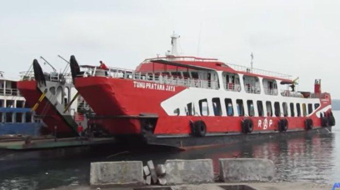 KMP Tunu Pratama Jaya tenggelam di Selat Bali usai kirim sinyal darurat. Diduga bocor mesin, evakuasi terhambat cuaca buruk.