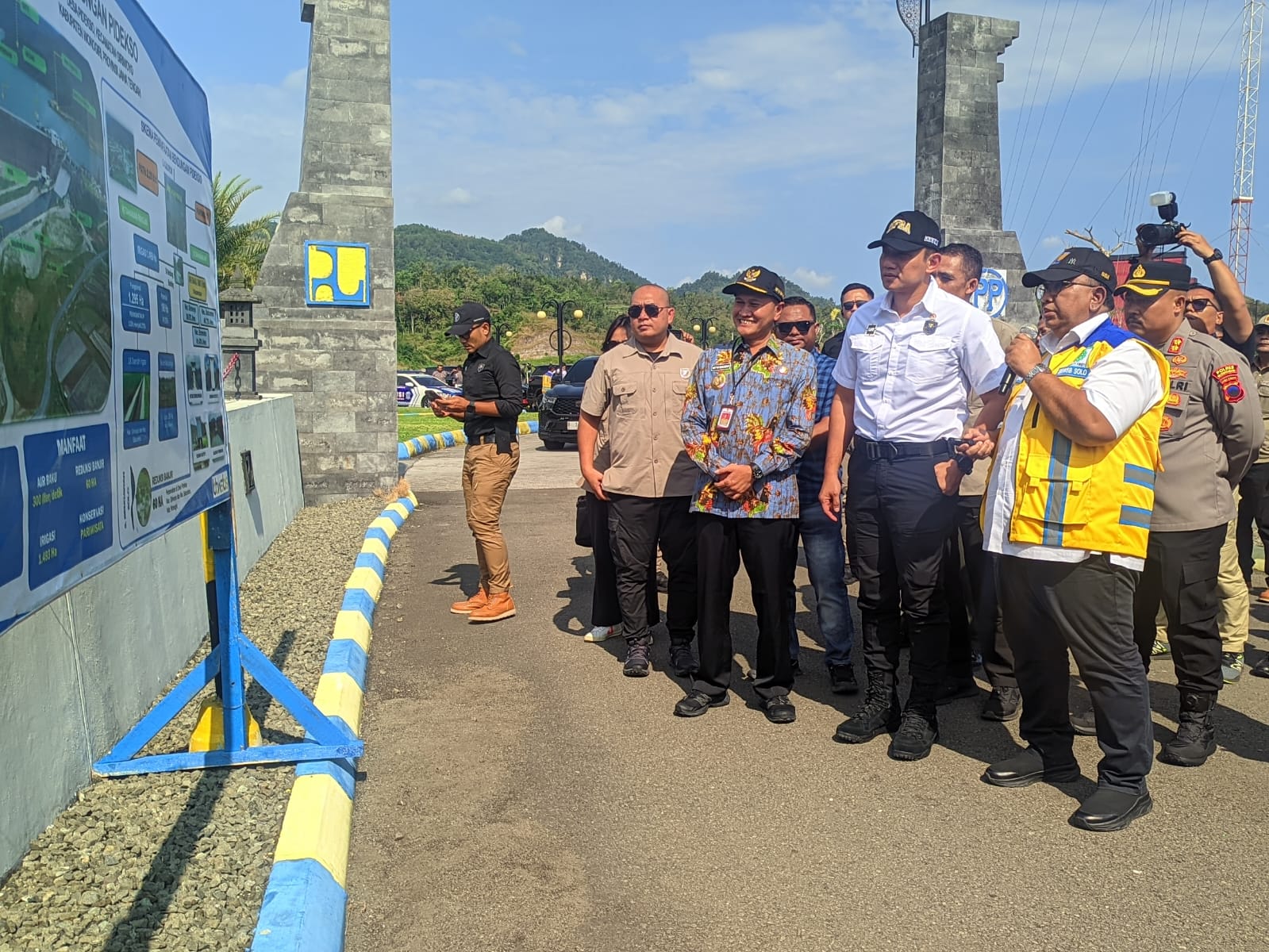 Menko Bidang Infrastruktur dan Pembangunan Kewilayahan Agus Harimurti Yudhoyono tinjau Waduk Pidekso di Kecamatan Giriwoyo didampingi Bupati Wonogiri Setyo Sukarno (dua dari kiri), Kamis (3/7/2025).
