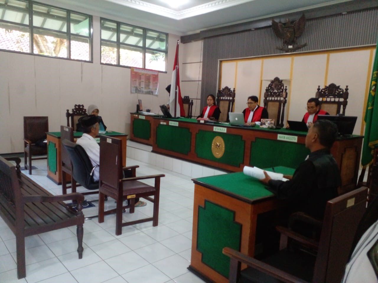 D, ayah menghamili putri kandungnya mendengarkan vonis di PN Boyolali, Kamis (3/7/2025).