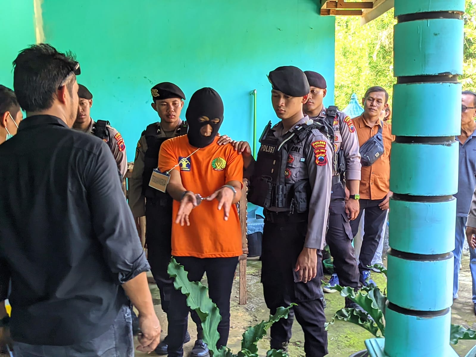 Joko Nur Setiawan, 34, warga Desa Ngadirojo Lor, Kecamatan Ngadirojo, tersangka pembunuhan Dwi Hastuti ikuti reka adegan, Kamis (3/7/2025).