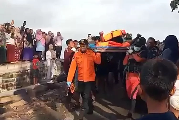 Tim Basarnas evakuasi korban meninggal tragedi KMP Tunu Pratama Jaya di Jembrana, Bali.