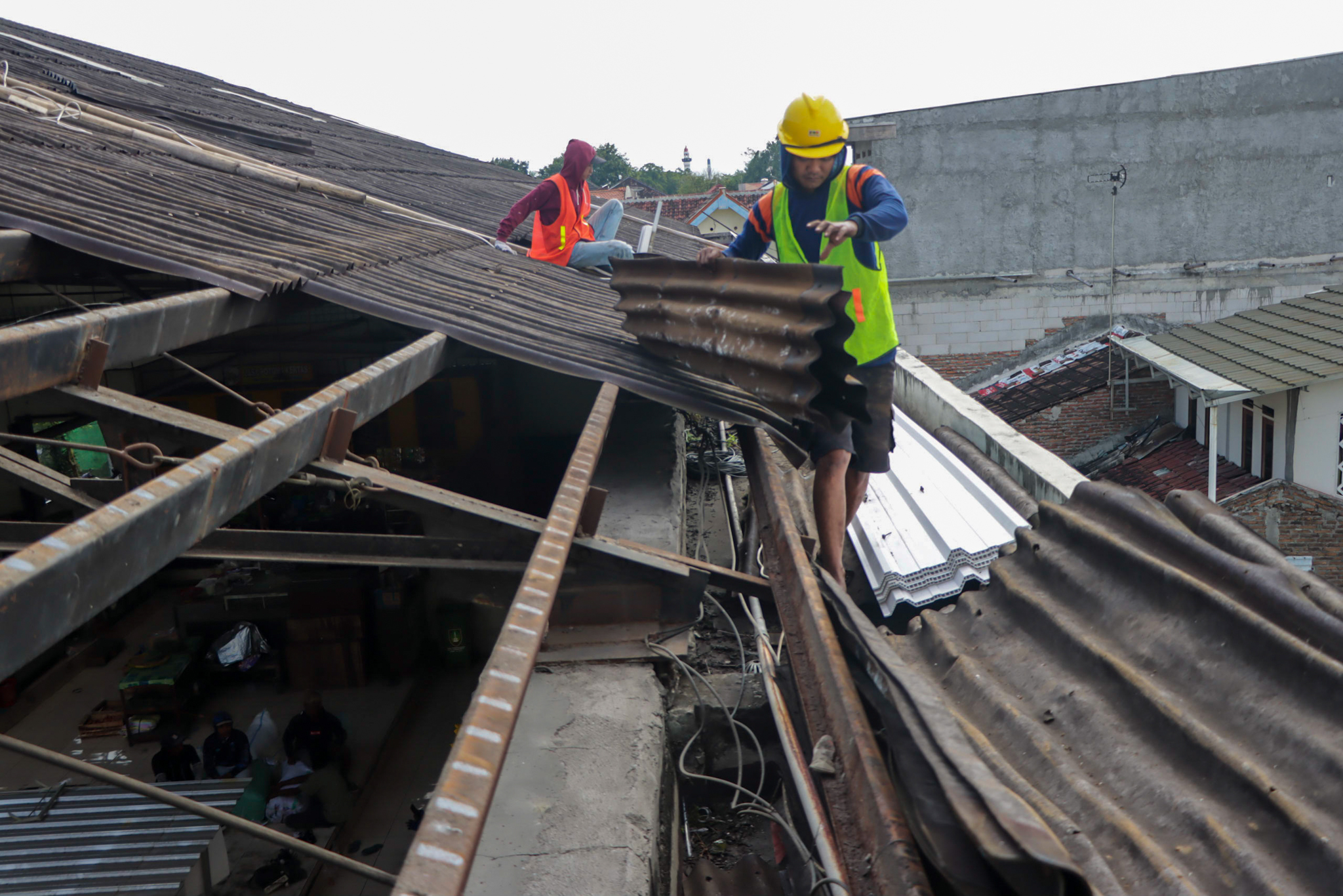 Pekerja membongkar atap Pasar Kliwon di Solo, Jumat (4/7/2025). (M Ihsan/Radar Solo)