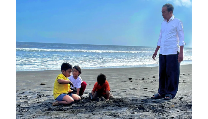 Jokowi saat menemani cucu-cucunya liburan di pantai.