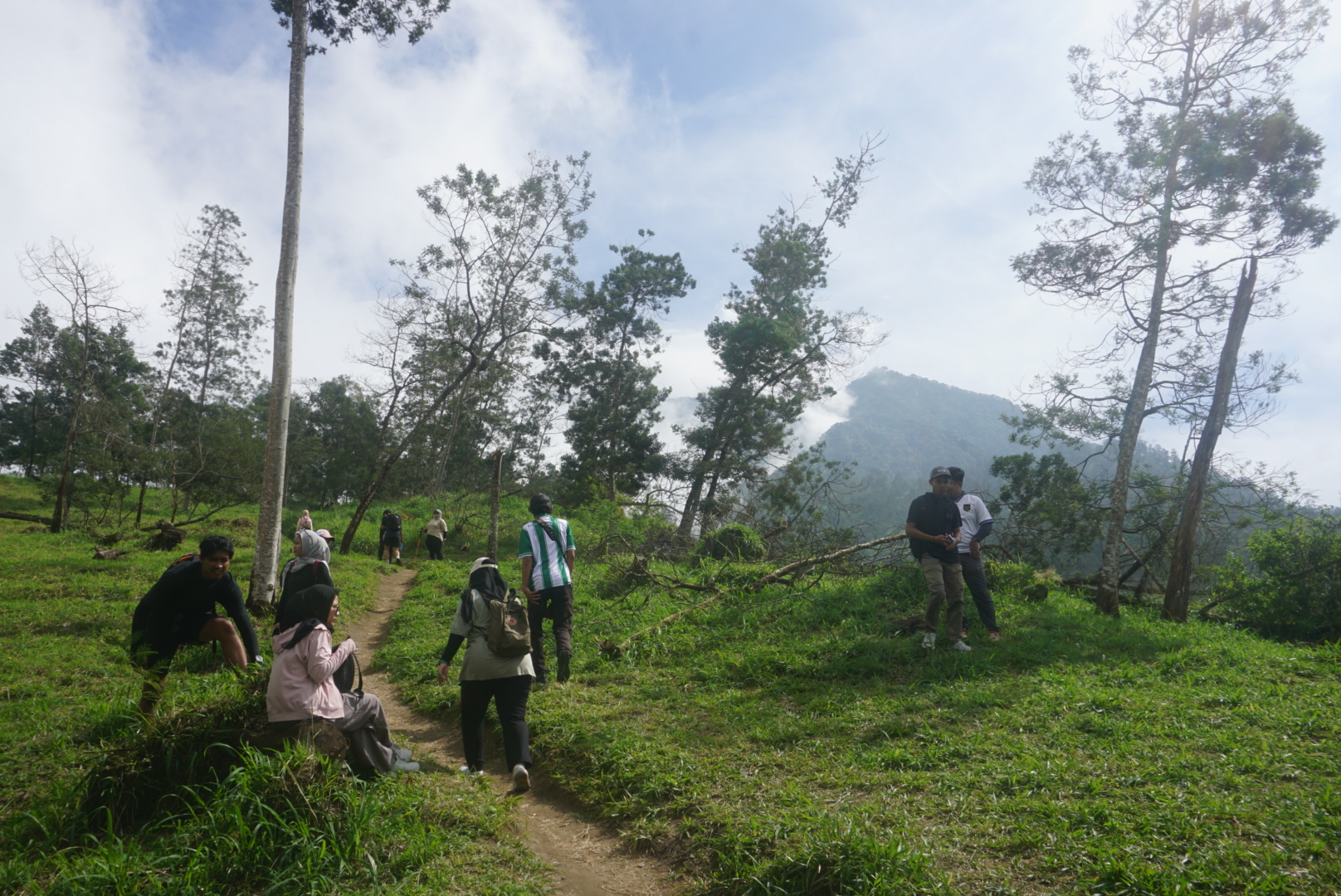 Sejumlah wisatawan saat melakukan hiking menyusuri jalur menuju Puncak Argobelah di kawasan Deles Indah, Desa Sidorejo, Kemalang, Klaten. (Angga Purenda/Radar Solo)