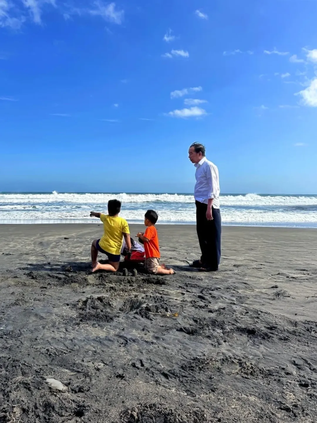 Jokowi bersama cucu-cucunya berlibur di pantai.