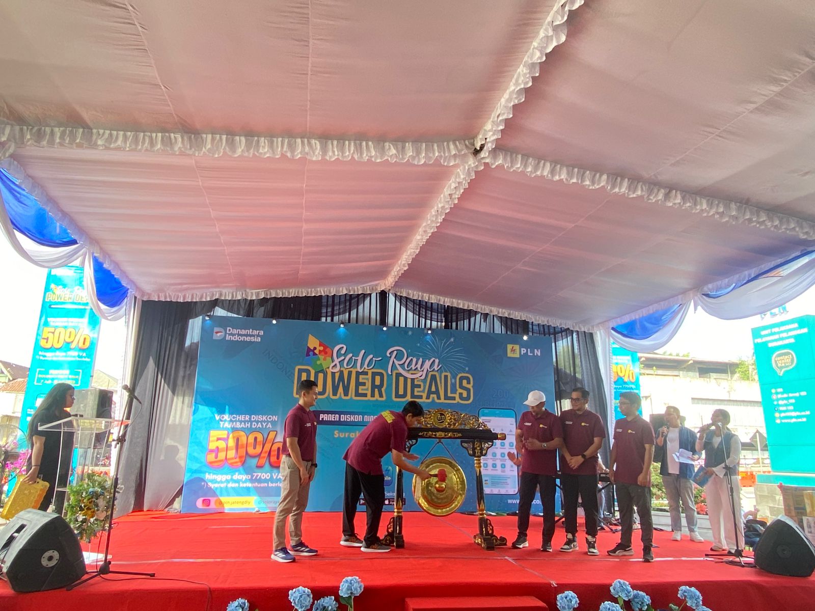 SIMBOLIS: Meriahkan Solo Raya Great Sale, PLN luncurkan diskon tambah daya 50 persen di kantor setempat, Jumat (4/7) pagi.