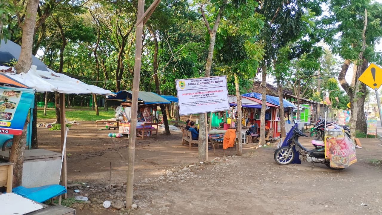 Taman Harmoni Sragen di Desa Puro, Kecamatan Karangmalang juga dipakai PKL untuk berjualan. (Ahmad Khairudin/Radar Solo)