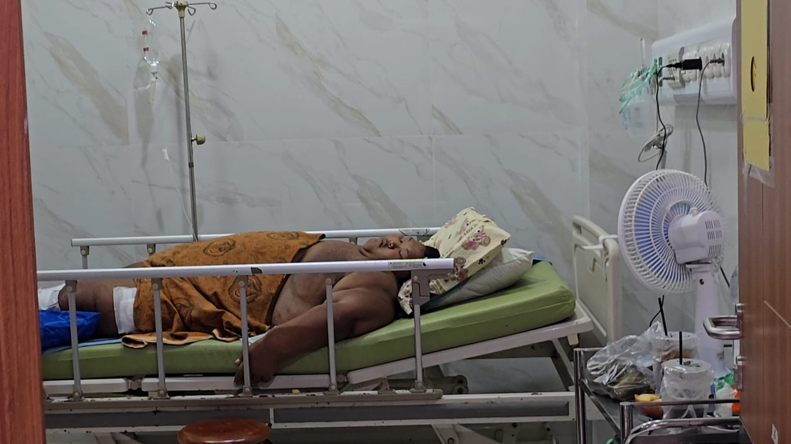 Kondisi Sungadi, remaja obesitas asal Sragen yang dirawat di rumah sakit. (Ahmad Khairudin/Radar Solo)