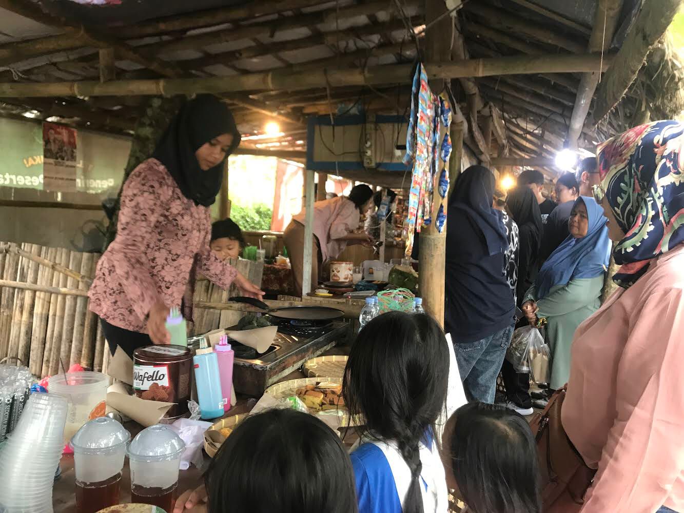 Pasar Klatan di Dusun Sidodadi, kelurahan Banaran, Kabupaten Boyolali yang menyajikan jajanan khas.
