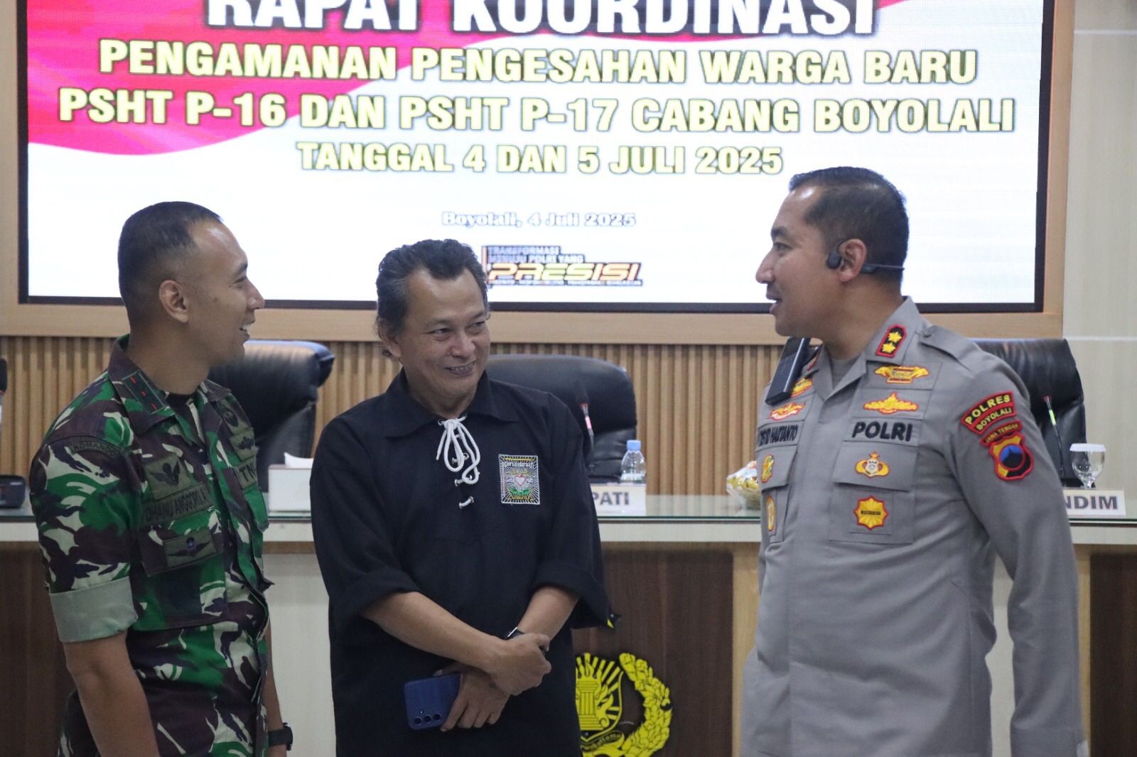 Dandim 0724 Letkol Inf Dhanu Anggoro Asmoro, pengurus PSHT Boyolali, dan Kapolres AKBP Rosyid Hartanto di sela rapat koordinasi pengamanan pengesahan calon warga baru, Jumat (4/7/2025).