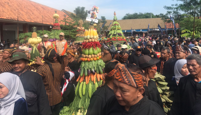 Gunungan berisi hasil bumi diarak dalam&nbsp;Sedekah Cengklik di kawasan Waduk Cengklik, Kecamatan Ngemplak, Boyolali, Sabtu (5/7/2025).