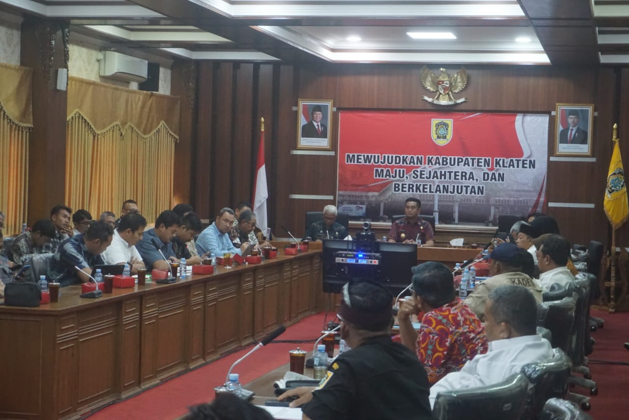 Pelaksanaan audensi antara Papdesi dengan PT Jasamarga Jogja-Solo (JMJ) yang dipimpin Bupati Klaten Hamenang Wajar Ismoyo di Gedung B2 Setda Klaten, Jumat (4/7/2025). (Angga Purenda/Radar Solo)
