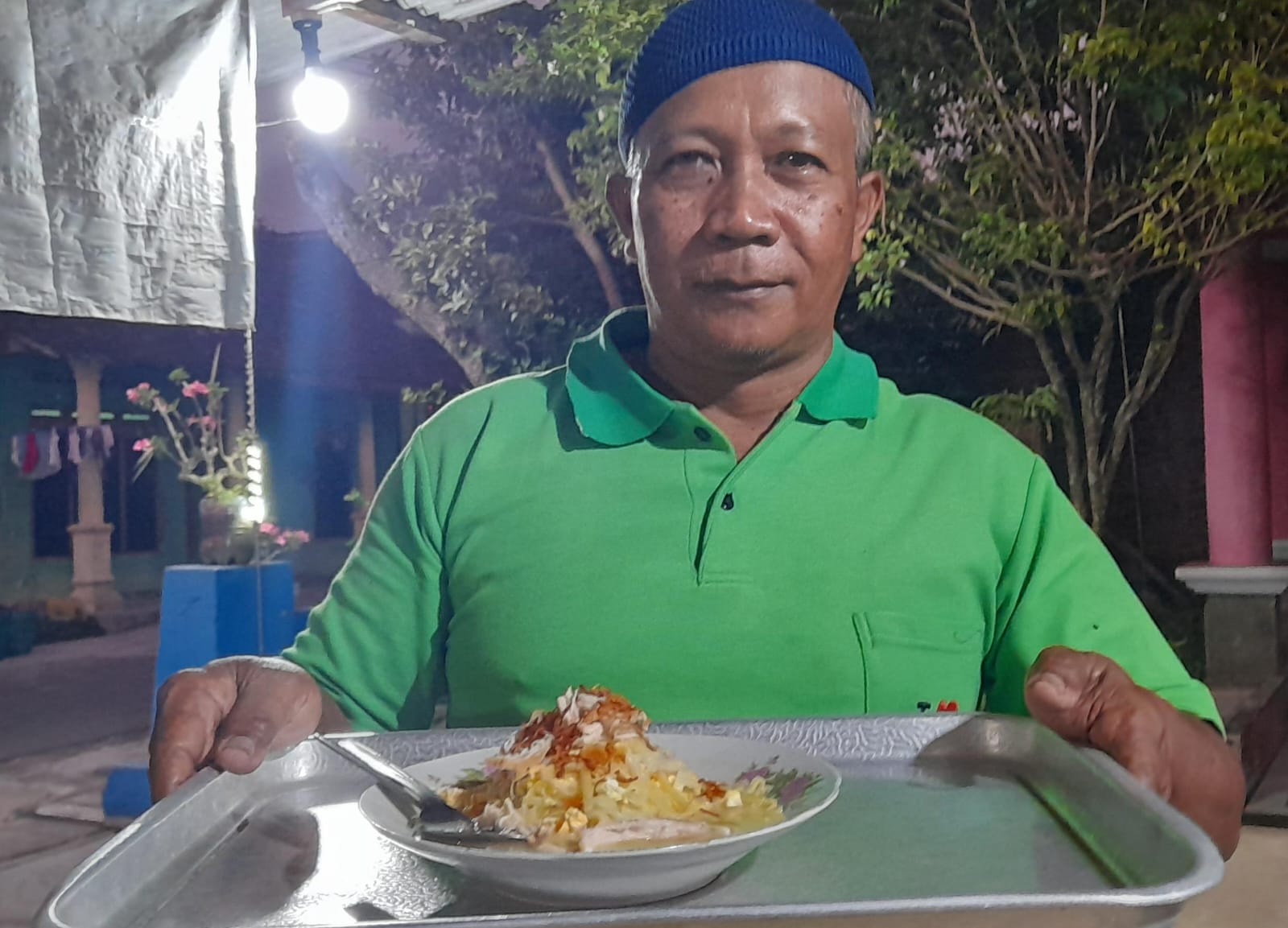 Pak Sartugi menunjukkan bakmi Jowo godok buatannya. Warungnya buka di Mandungan, Kelurahan Jungke, Kecamatan Karanganyar. (Rudi Hartono/Radar Solo)