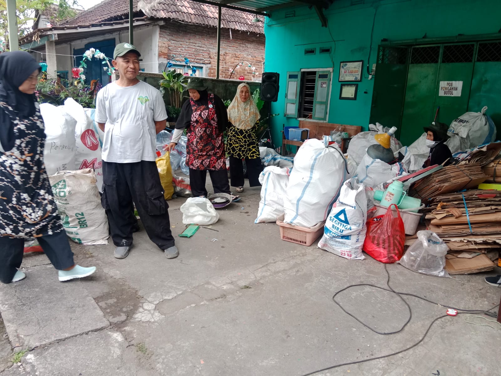 Aktivitas di bank sampah di Desa Demakan, Kecamatan Mojolaban, Sukoharjo. Desa Demakan mengejar predikat Proklim Lestari.