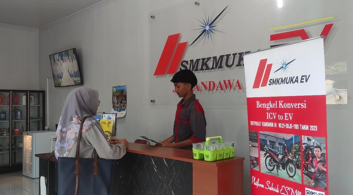 FASILITAS TOP: SMK Muhammadiyah Kartasura memiliki bengkel resmi konversi sepeda motor listrik.