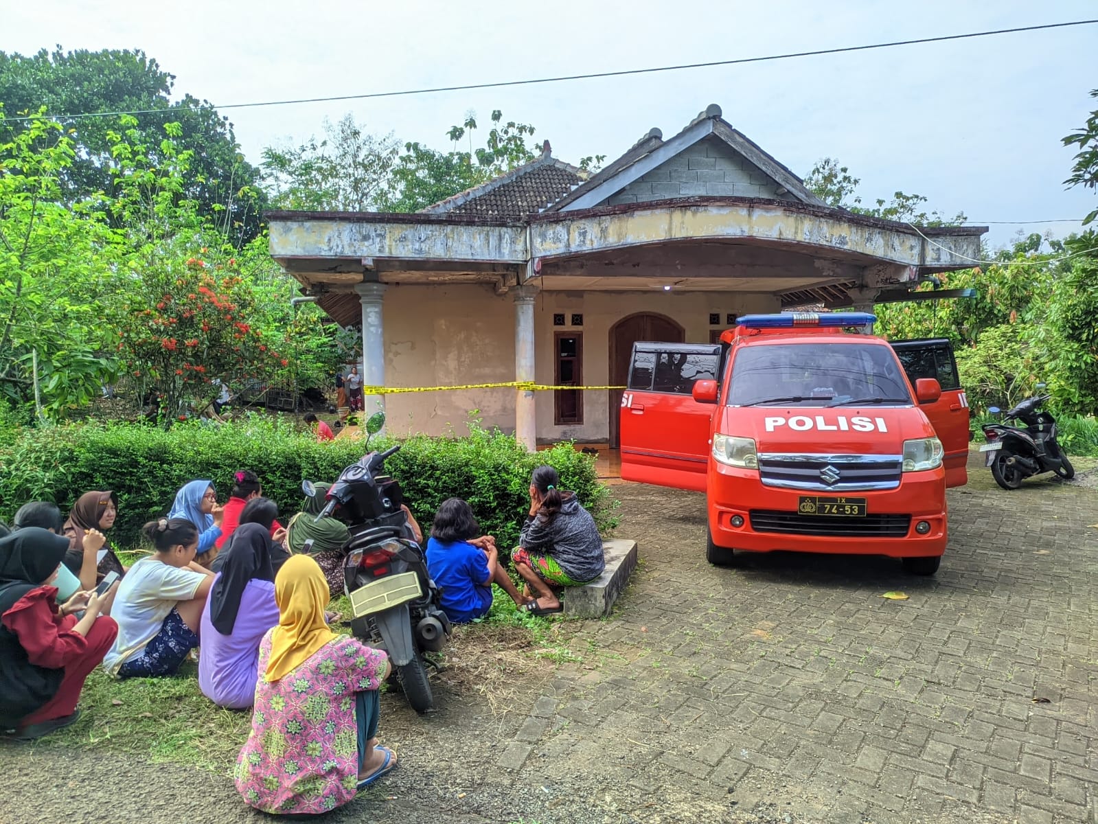 Warga Dusun Winong Desa Mlokomanis Wetan, Kecamatan Ngadirojo, Wonogiri berkumpul di lokasi kejadia.