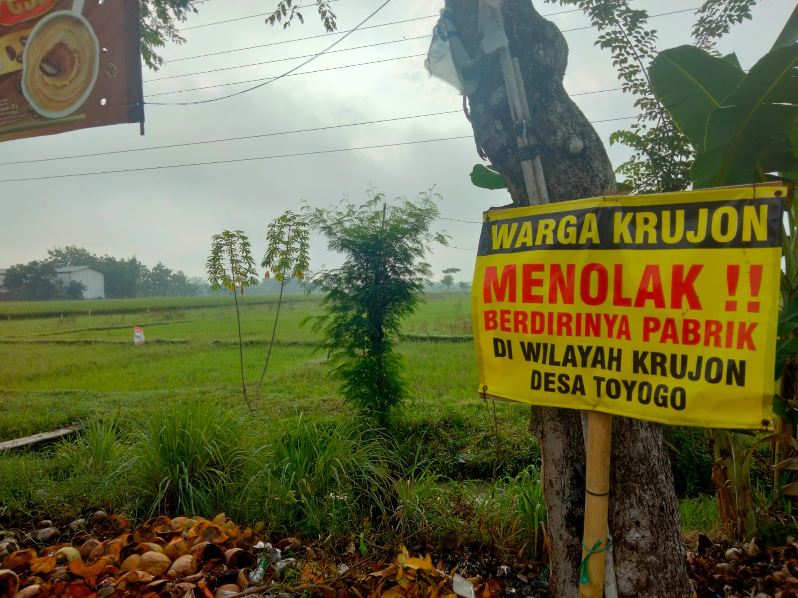 Warga Desa Krujon, Kecamatan Gondang, Sragen memasang papan penolakan pembangunan pabrik. (Ahmad Khairudin/Radar Solo)