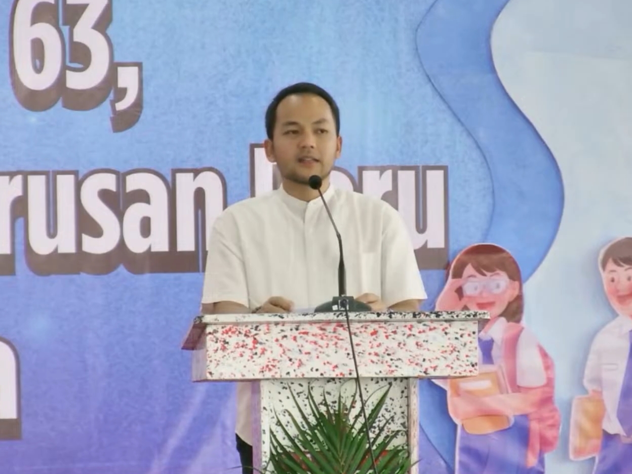 Wali Kota Solo Respati Ardi saat kunjungan ke SMK Katolik Santo Mikael Solo, Jumat (5/7).