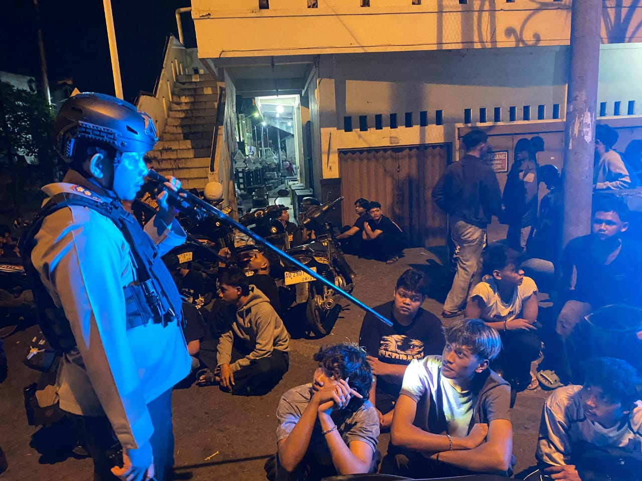 ANTISIPASI: Polresta Solo mengamankan beberapa massa yang hendak melakukan konvoi.