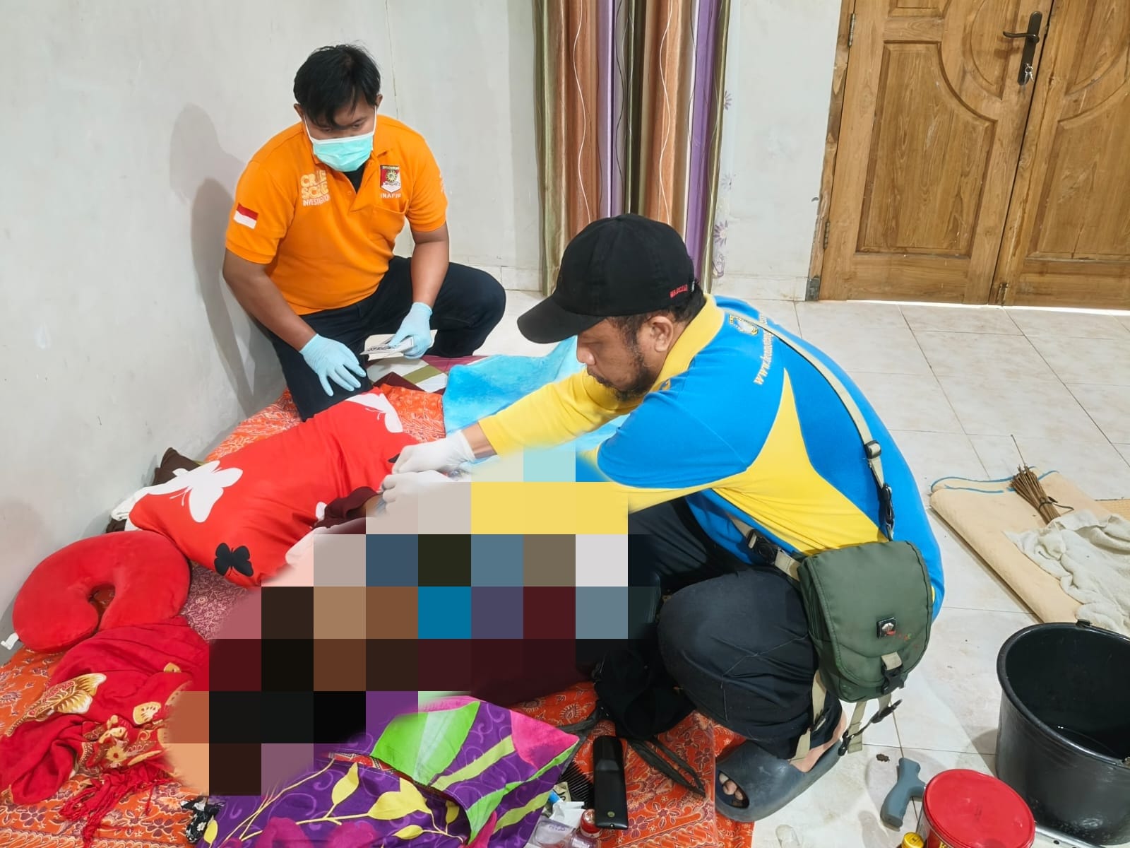 Anggota Polres Wonogiri melakukan olah TKP di rumah Sutinem yang diduga menjadi korban pembunuhan, Minggu (6/7/2025).