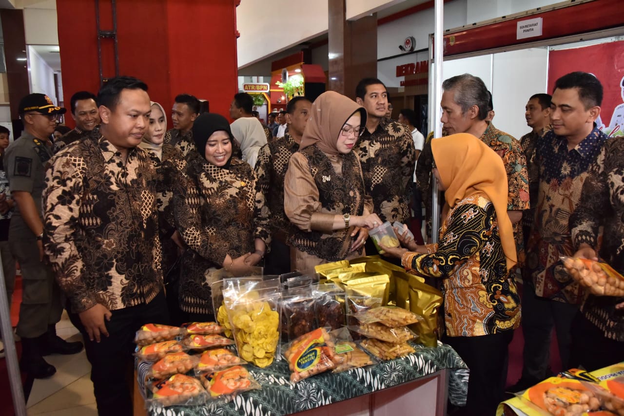 Bupati Etik mencicipi makanan ringan hasil produk UMKM Sukoharjo.