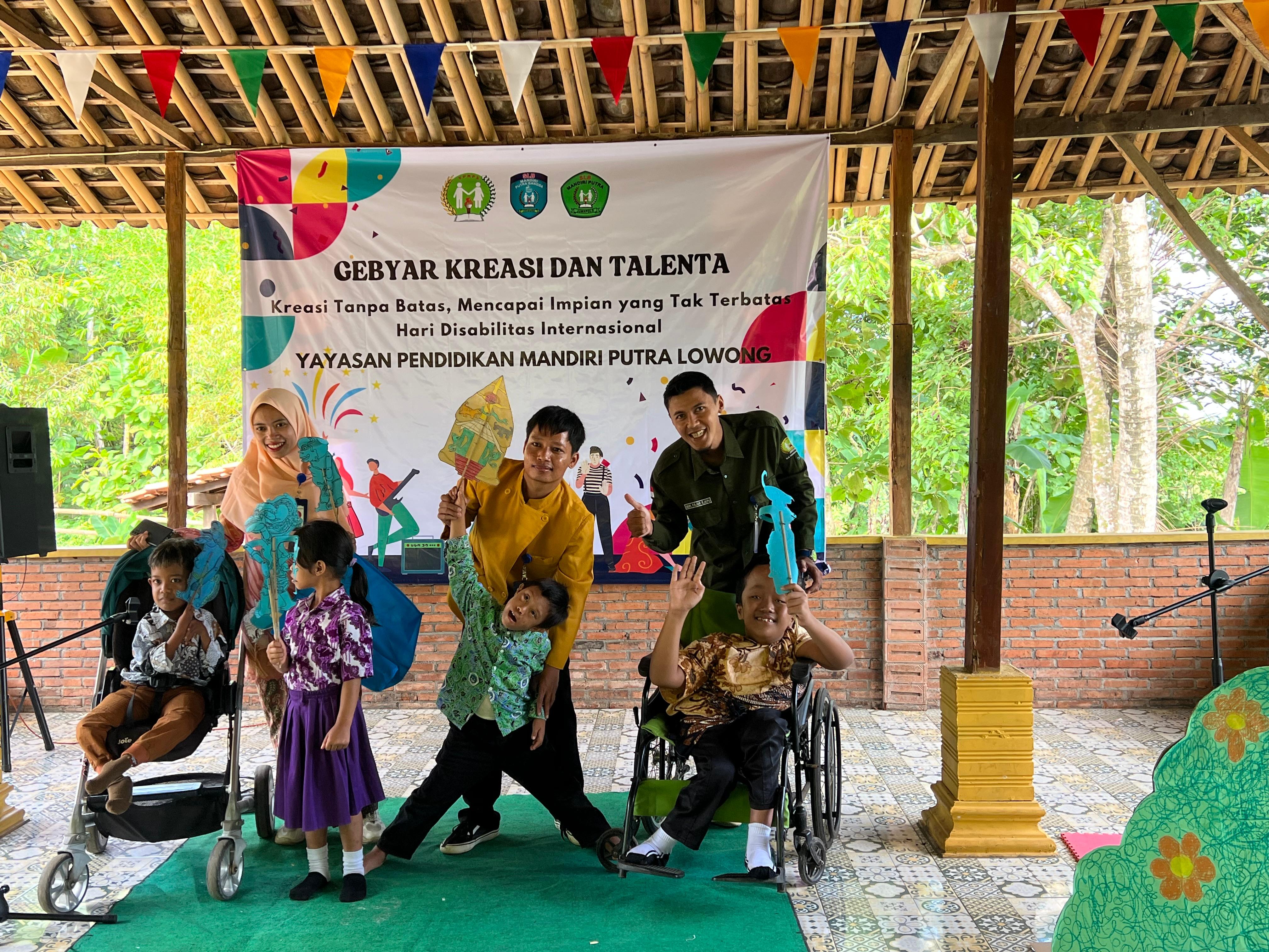 Fajar dan Ita bersama anak didik berkebutuhan khusus. (A Christian/Radar Solo)