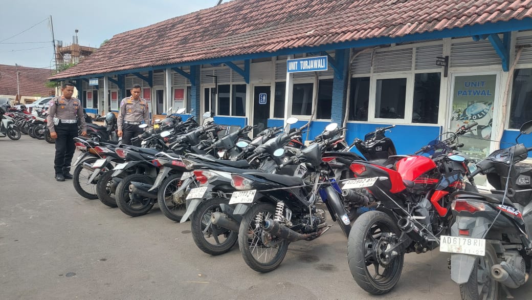 Kendaraan rombongan silat yang melanggar lalu lintas diamankan di Mapolresta Solo. (A Christian/Radar Solo)