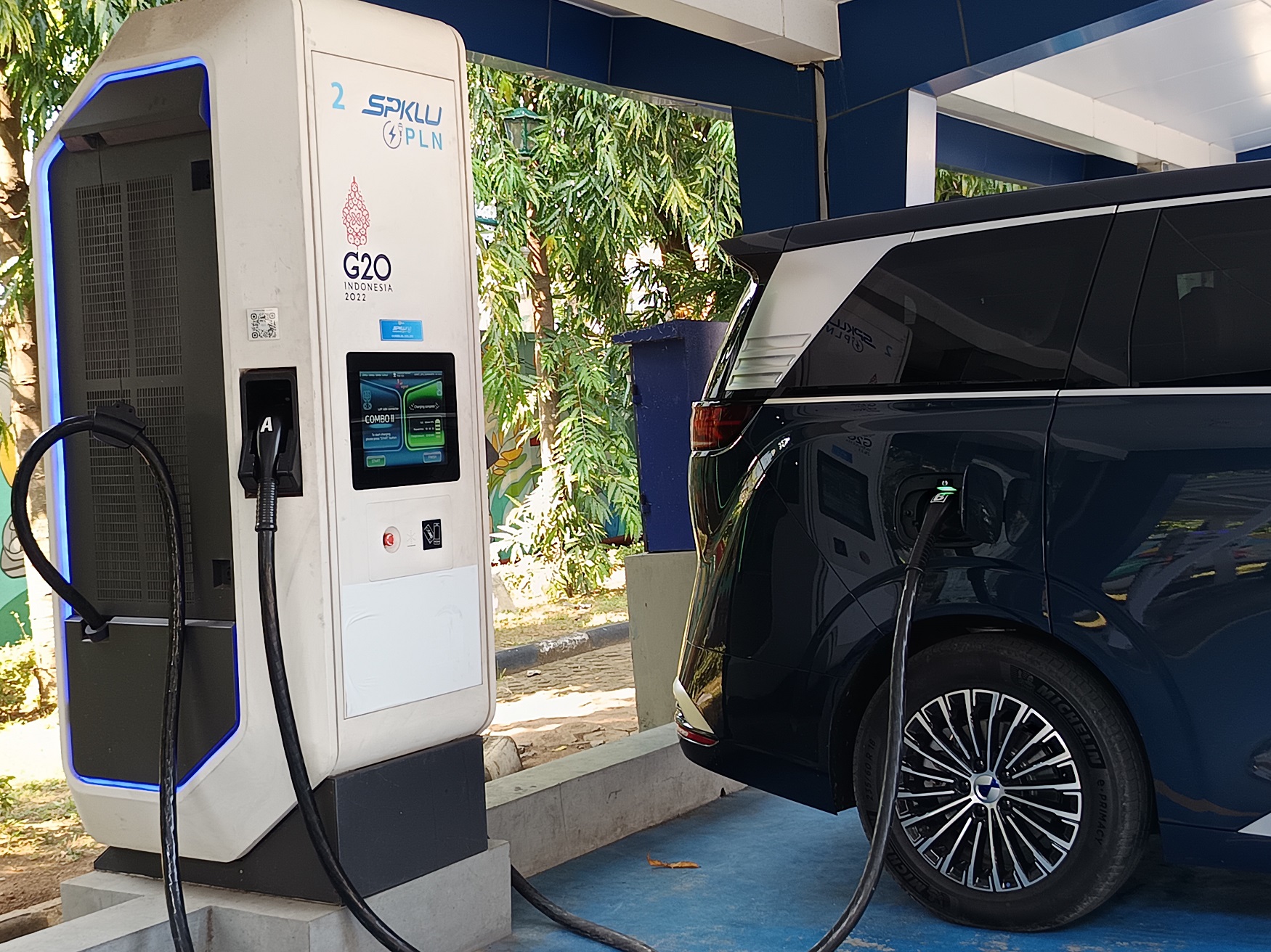 Makin banyak pengguna mobil listrik, maka SPKLU harus ditambah. (A. Christian/Radar Solo)