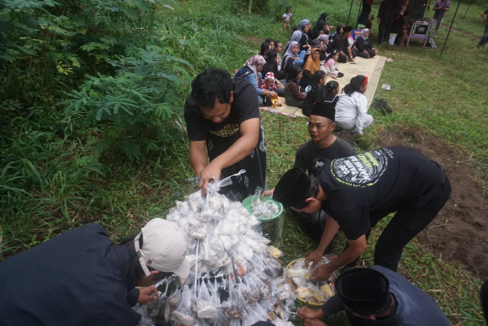 Gunungan hasil bumi yang diambil oleh warga untuk dibagikan dan disantap bersama di tengah hutan dalam Taman Nasional Gunung Merapi (TNGM). (Angga Purenda/Radar Solo)