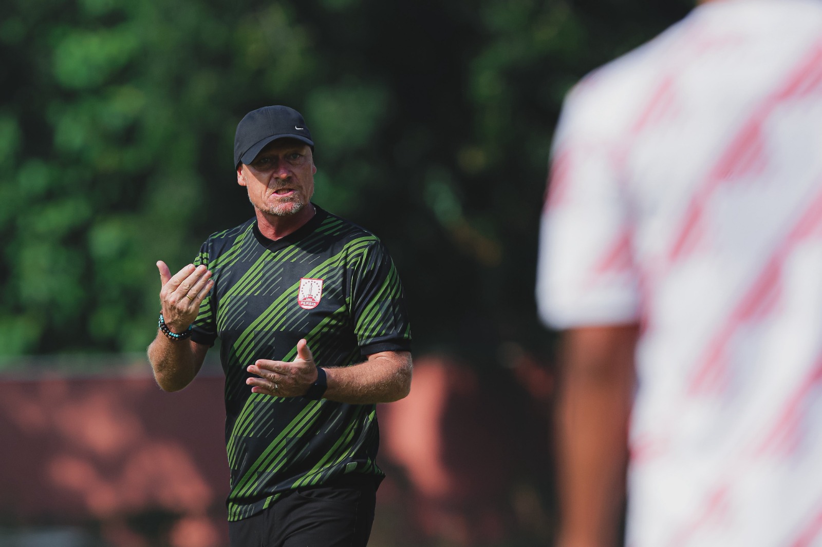 Peter de Roo saat melatih skuad Persis Solo di Liga 1 2025/2026