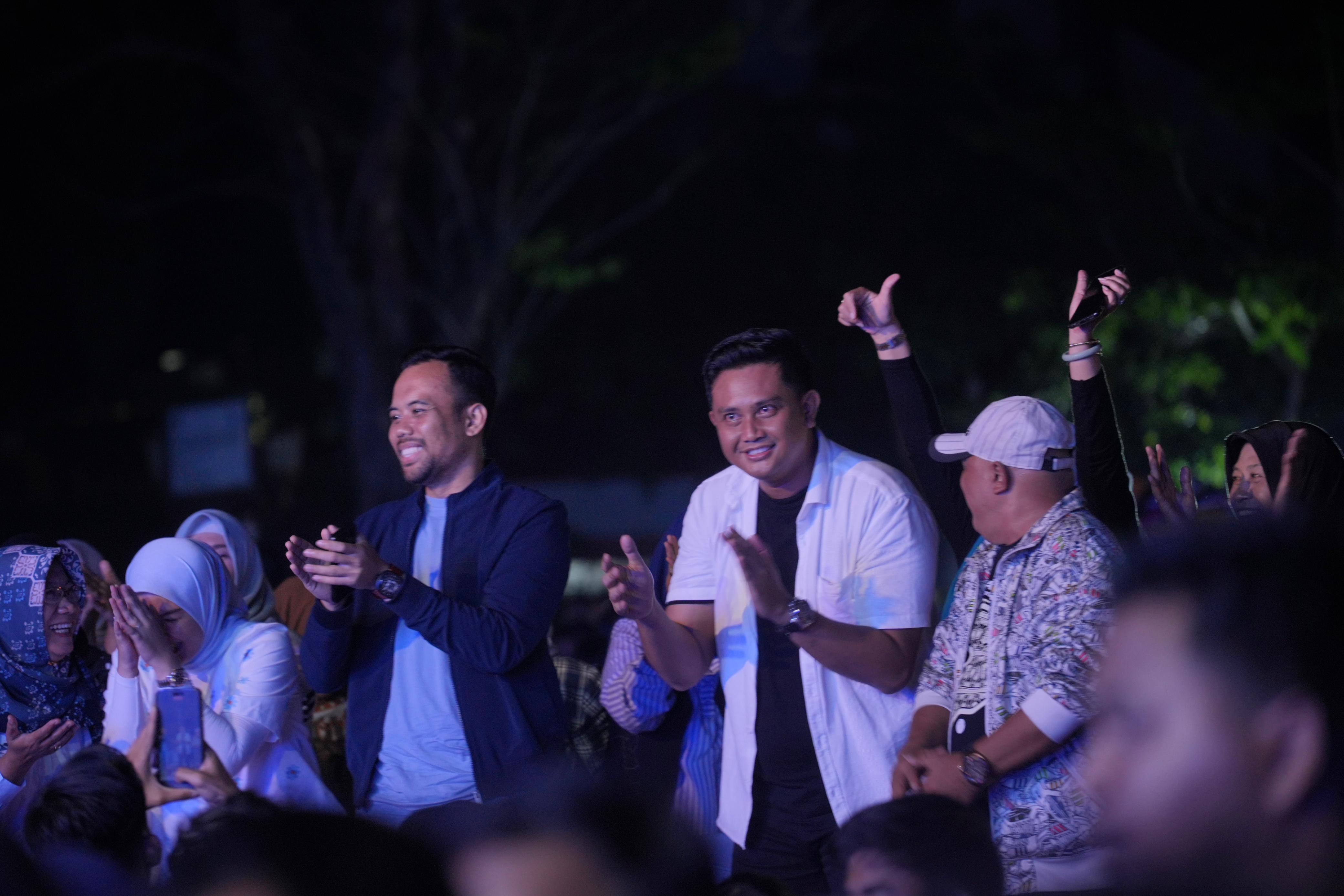 Bupati Klaten Hamenang Wajar Ismoyo bersama Goebang Pro saat rilis lagu Iseh Setia di Alun-alun Klaten. (Angga Purenda/Radar Solo)